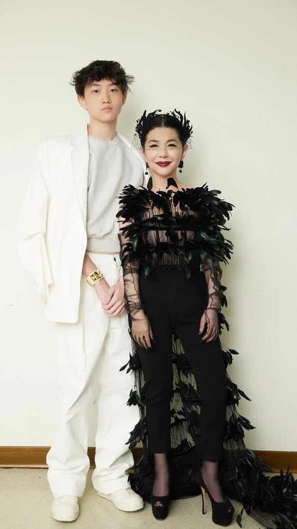 張清芳17歲愛子曝光！罕開金嗓「五官完全遺傳媽媽」　當他一上台「台下婆媽驚聲尖叫」