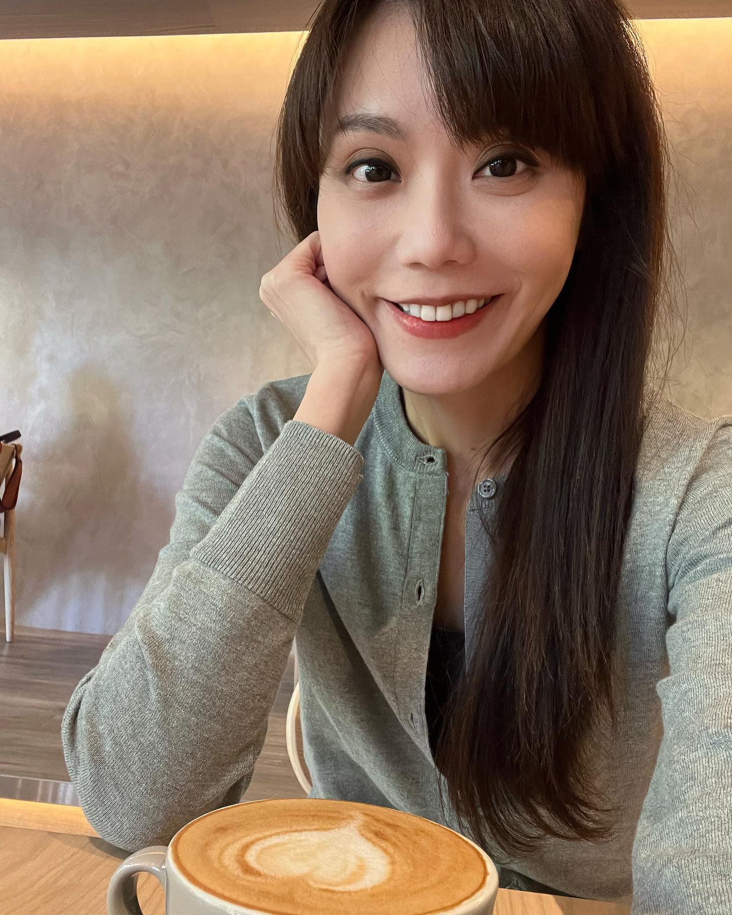 嫁鴻海尪5年！大眼主播無預警閃辭「屆滿15年新聞台」　語帶玄機「爆新聞台勾心鬥角」不忍揭內幕