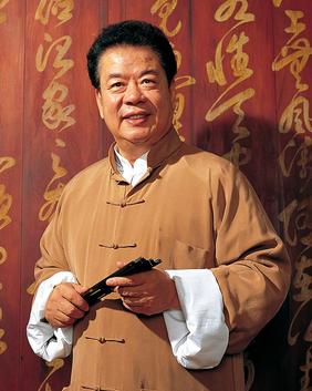 唱紅〈燒肉粽〉！72歲寶島歌王舞台上「唱到一半猝亡」嗓音成絕響　結縭50年妻「許願下輩子再嫁他」