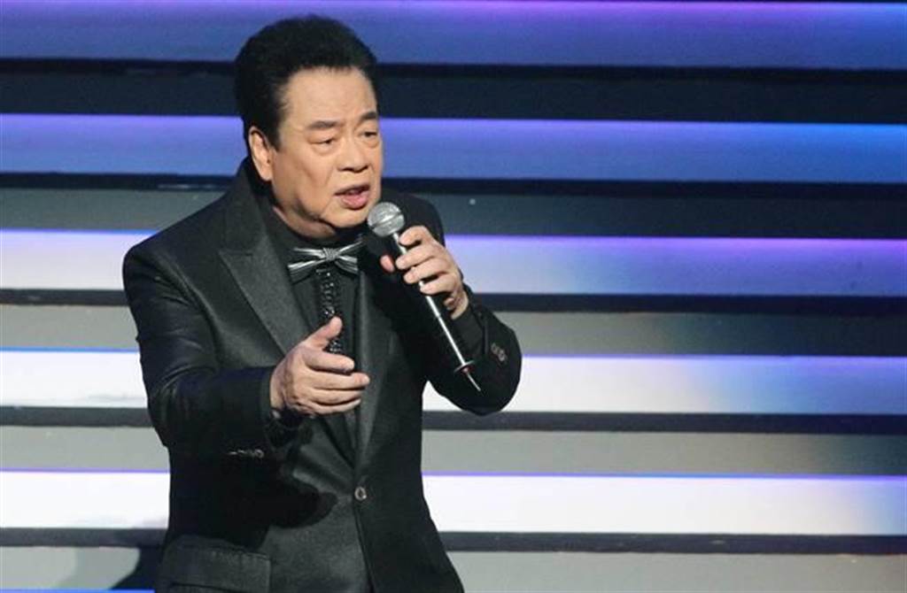 唱紅〈燒肉粽〉！72歲寶島歌王舞台上「唱到一半猝亡」嗓音成絕響　結縭50年妻「許願下輩子再嫁他」