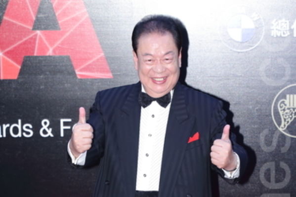 唱紅〈燒肉粽〉！72歲寶島歌王舞台上「唱到一半猝亡」嗓音成絕響　結縭50年妻「許願下輩子再嫁他」