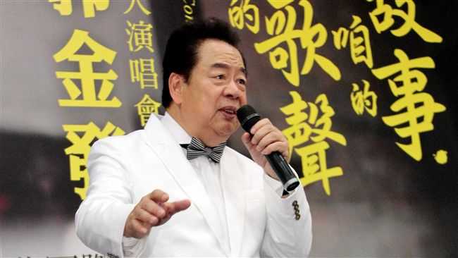 唱紅〈燒肉粽〉！72歲寶島歌王舞台上「唱到一半猝亡」嗓音成絕響　結縭50年妻「許願下輩子再嫁他」