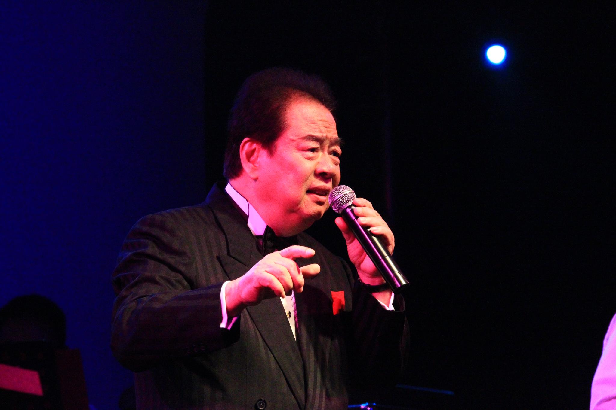 唱紅〈燒肉粽〉！72歲寶島歌王舞台上「唱到一半猝亡」嗓音成絕響　結縭50年妻「許願下輩子再嫁他」