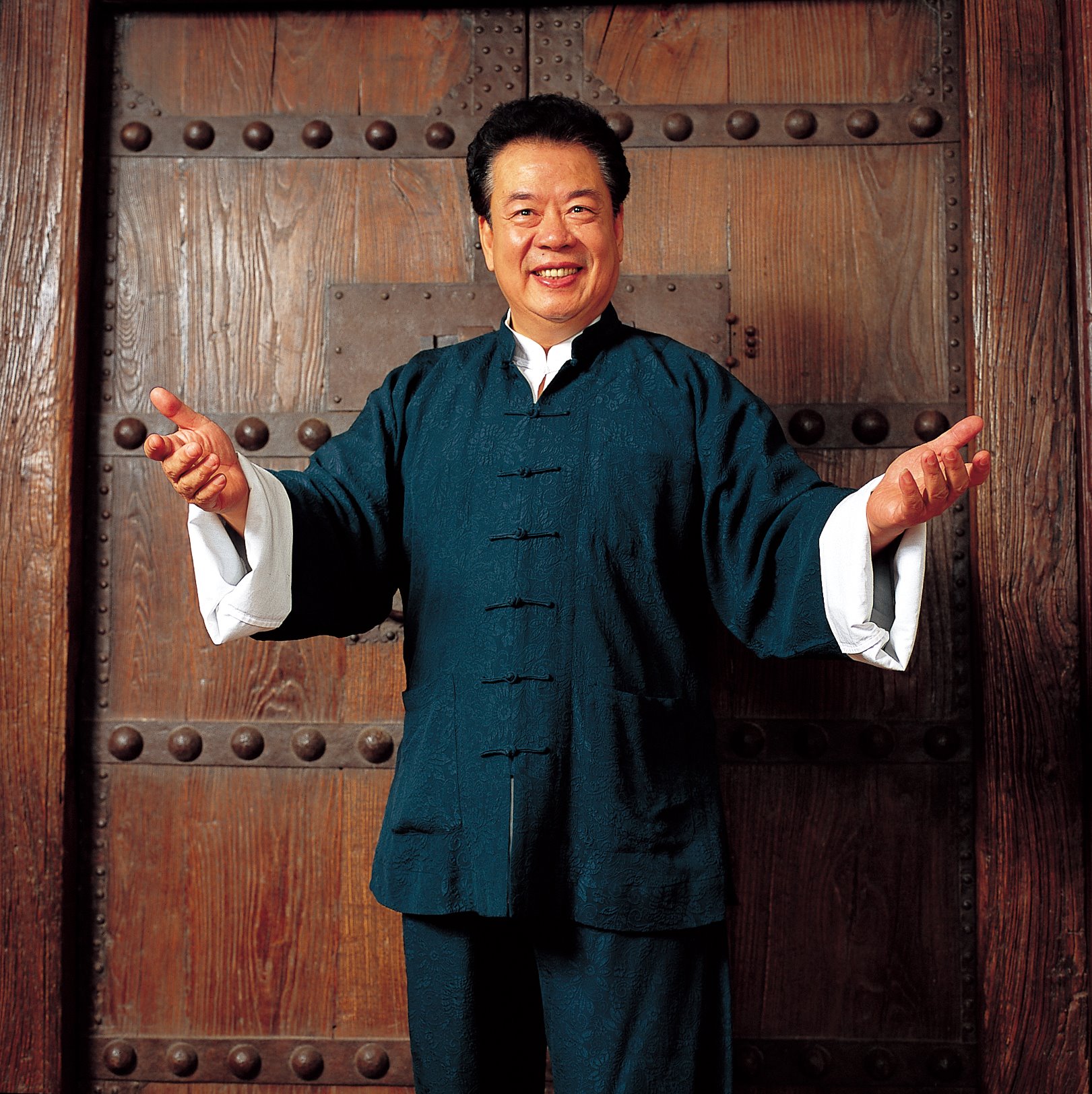 唱紅〈燒肉粽〉！72歲寶島歌王舞台上「唱到一半猝亡」嗓音成絕響　結縭50年妻「許願下輩子再嫁他」