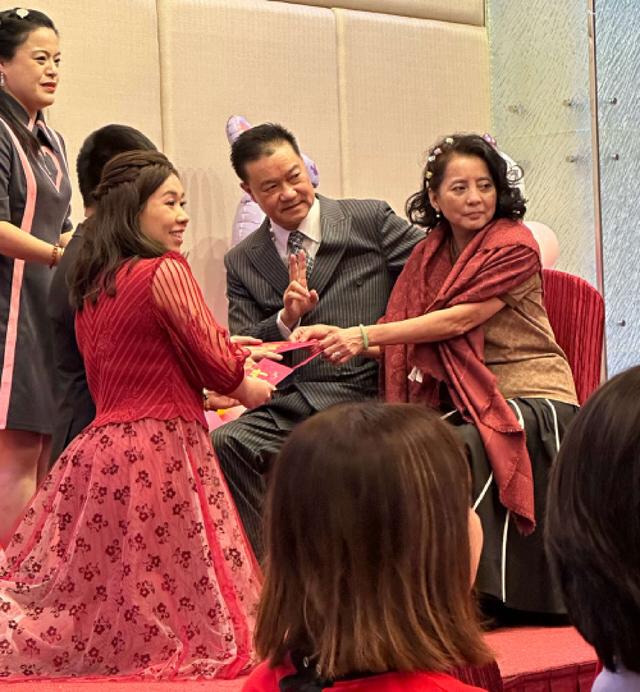 相守30年無子！75歲女星喝喜酒「突被邀請上台」　新人跪地奉茶「她抱曾孫燦笑」樂喊：四代同堂