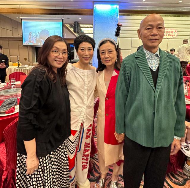 相守30年無子！75歲女星喝喜酒「突被邀請上台」　新人跪地奉茶「她抱曾孫燦笑」樂喊：四代同堂