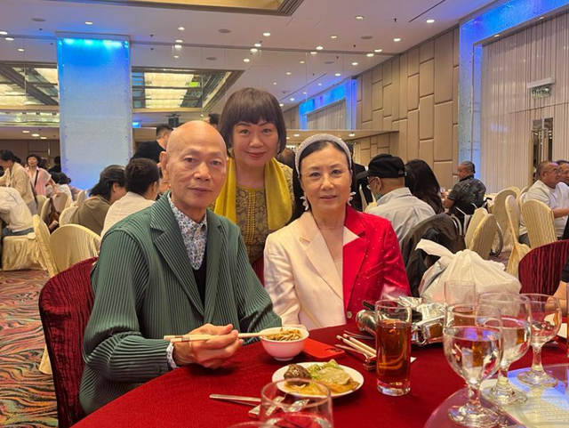 相守30年無子！75歲女星喝喜酒「突被邀請上台」　新人跪地奉茶「她抱曾孫燦笑」樂喊：四代同堂