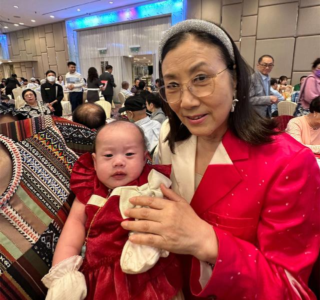 相守30年無子！75歲女星喝喜酒「突被邀請上台」　新人跪地奉茶「她抱曾孫燦笑」樂喊：四代同堂