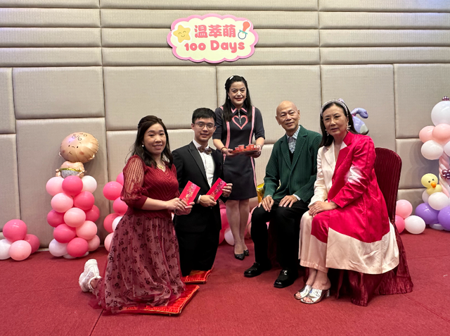 相守30年無子！75歲女星喝喜酒「突被邀請上台」　新人跪地奉茶「她抱曾孫燦笑」樂喊：四代同堂