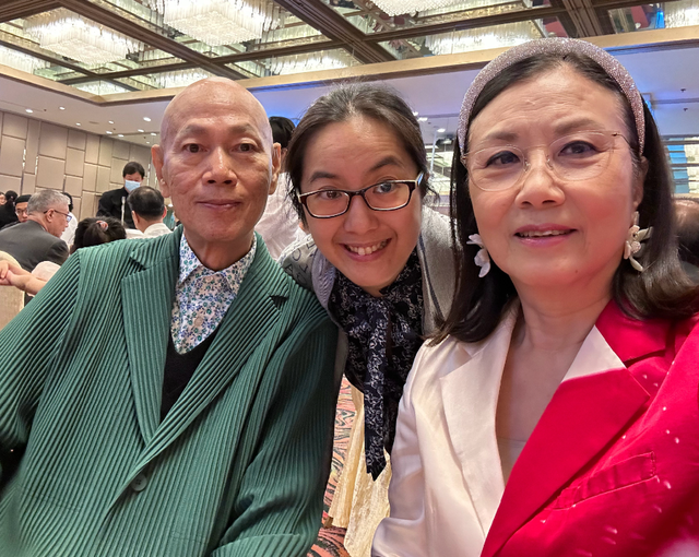 相守30年無子！75歲女星喝喜酒「突被邀請上台」　新人跪地奉茶「她抱曾孫燦笑」樂喊：四代同堂