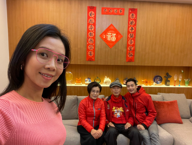 相守30年無子！75歲女星喝喜酒「突被邀請上台」　新人跪地奉茶「她抱曾孫燦笑」樂喊：四代同堂