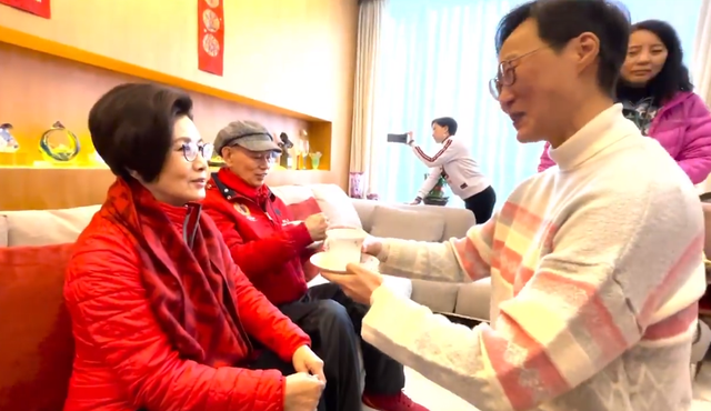 相守30年無子！75歲女星喝喜酒「突被邀請上台」　新人跪地奉茶「她抱曾孫燦笑」樂喊：四代同堂