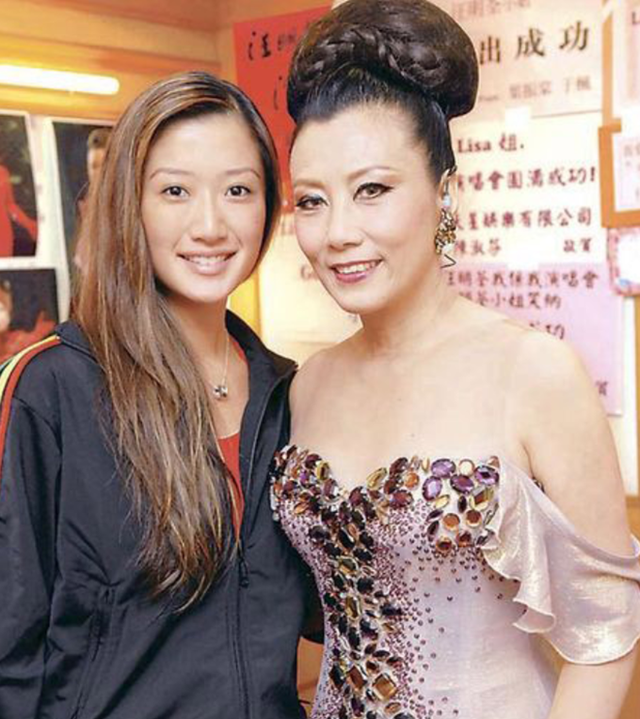 相守30年無子！75歲女星喝喜酒「突被邀請上台」　新人跪地奉茶「她抱曾孫燦笑」樂喊：四代同堂