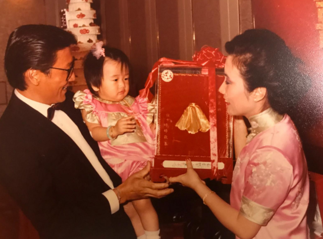 相守30年無子！75歲女星喝喜酒「突被邀請上台」　新人跪地奉茶「她抱曾孫燦笑」樂喊：四代同堂