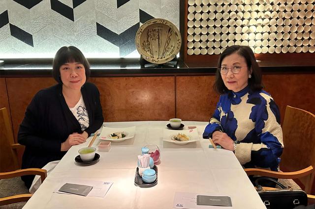 相守30年無子！75歲女星喝喜酒「突被邀請上台」　新人跪地奉茶「她抱曾孫燦笑」樂喊：四代同堂