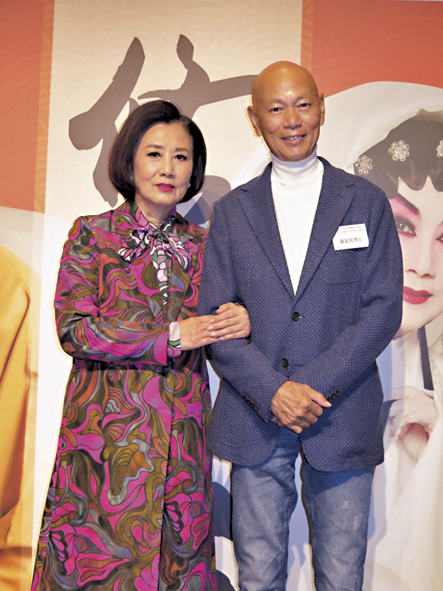 相守30年無子！75歲女星喝喜酒「突被邀請上台」　新人跪地奉茶「她抱曾孫燦笑」樂喊：四代同堂