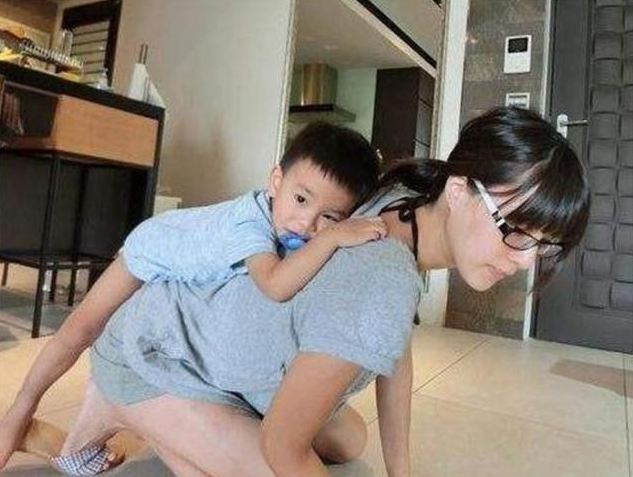 家庭主婦不上班「卻每天都喊累」！丈夫起疑心在家偷裝攝像頭　隨後查看「監視器畫面」愧疚不已