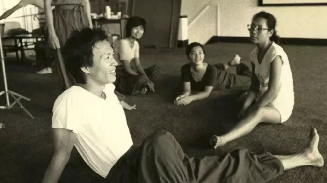 從養豬到話劇泰斗！老戲骨不顧爭議「娶22歲學生」喜得龍鳳胎　如今72歲「將人生過成了喜劇」