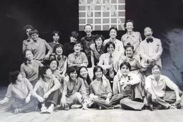 從養豬到話劇泰斗！老戲骨不顧爭議「娶22歲學生」喜得龍鳳胎　如今72歲「將人生過成了喜劇」