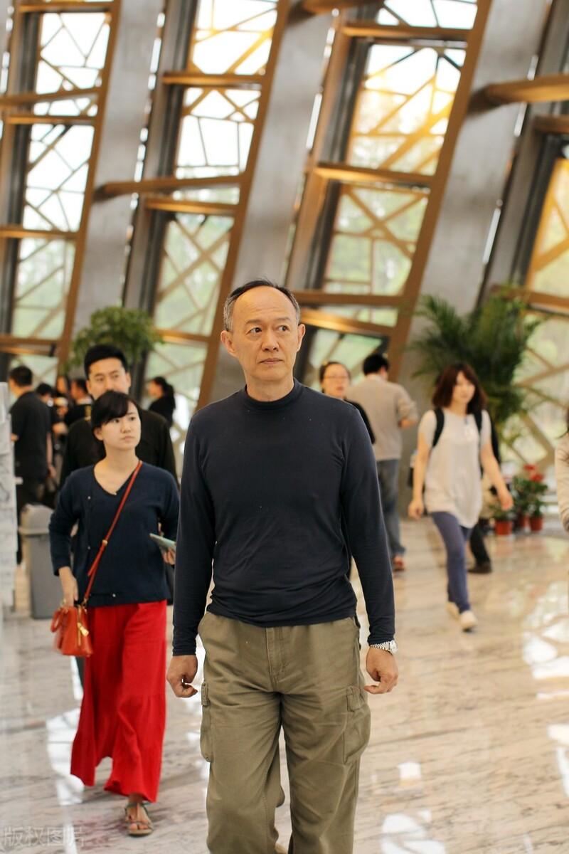 從養豬到話劇泰斗！老戲骨不顧爭議「娶22歲學生」喜得龍鳳胎　如今72歲「將人生過成了喜劇」