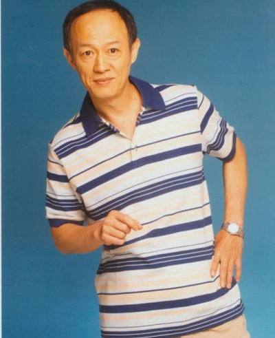 從養豬到話劇泰斗！老戲骨不顧爭議「娶22歲學生」喜得龍鳳胎　如今72歲「將人生過成了喜劇」