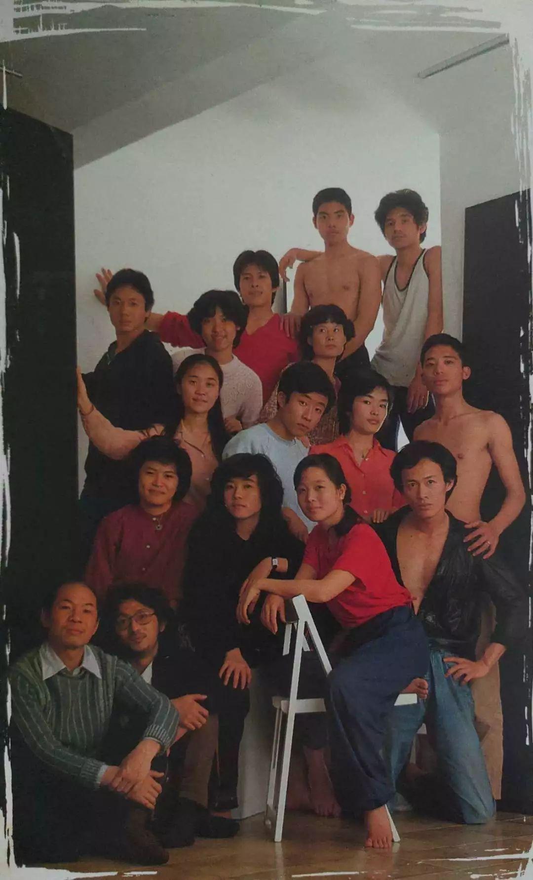 從養豬到話劇泰斗！老戲骨不顧爭議「娶22歲學生」喜得龍鳳胎　如今72歲「將人生過成了喜劇」