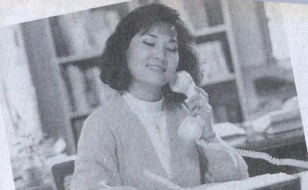 從養豬到話劇泰斗！老戲骨不顧爭議「娶22歲學生」喜得龍鳳胎　如今72歲「將人生過成了喜劇」