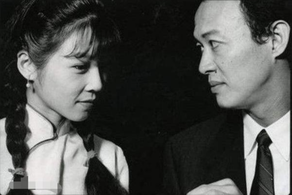 從養豬到話劇泰斗！老戲骨不顧爭議「娶22歲學生」喜得龍鳳胎　如今72歲「將人生過成了喜劇」