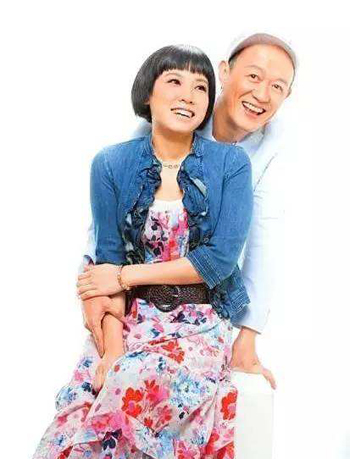 從養豬到話劇泰斗！老戲骨不顧爭議「娶22歲學生」喜得龍鳳胎　如今72歲「將人生過成了喜劇」