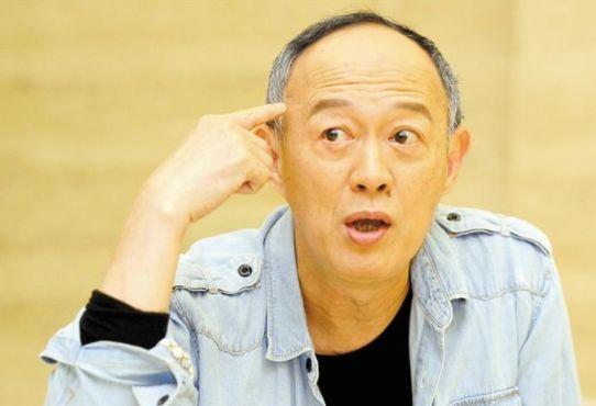 從養豬到話劇泰斗！老戲骨不顧爭議「娶22歲學生」喜得龍鳳胎　如今72歲「將人生過成了喜劇」