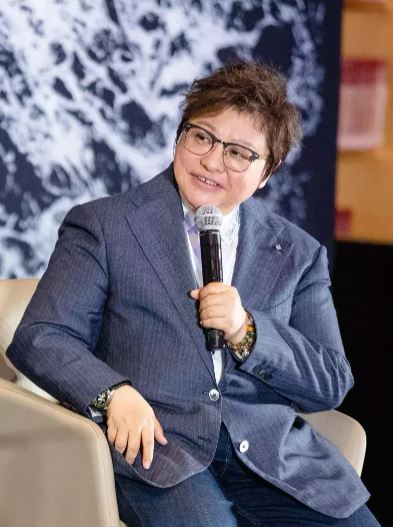 自稱是校花！120公斤女歌手「18歲青澀照曝光」美得像劉濤　「拯救孤兒成養子」寧願不婚不育