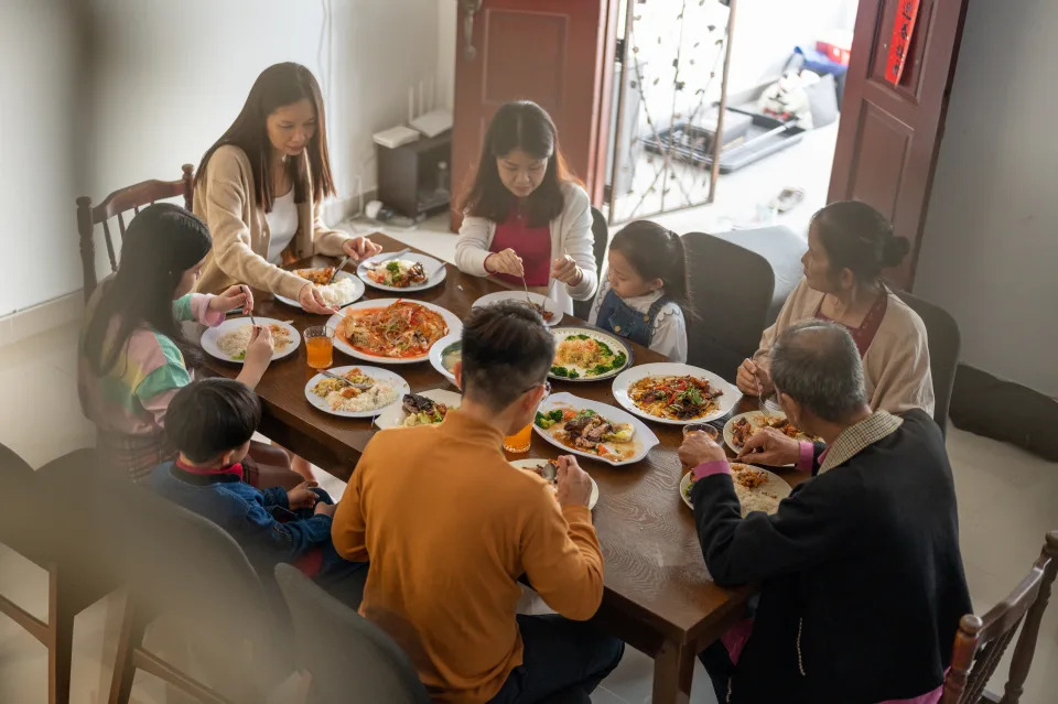 端午節回先生老家！婆婆對弟媳笑臉相迎「對我卻瘋狂使喚」　餐桌上「因為一顆粽子」我與婆婆鬧翻了