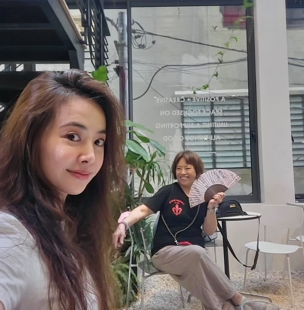 街頭出現「長髮美女大露美背」 美到想搭訕！一轉身「竟是42歲國際巨星」網尖叫：好想遇到