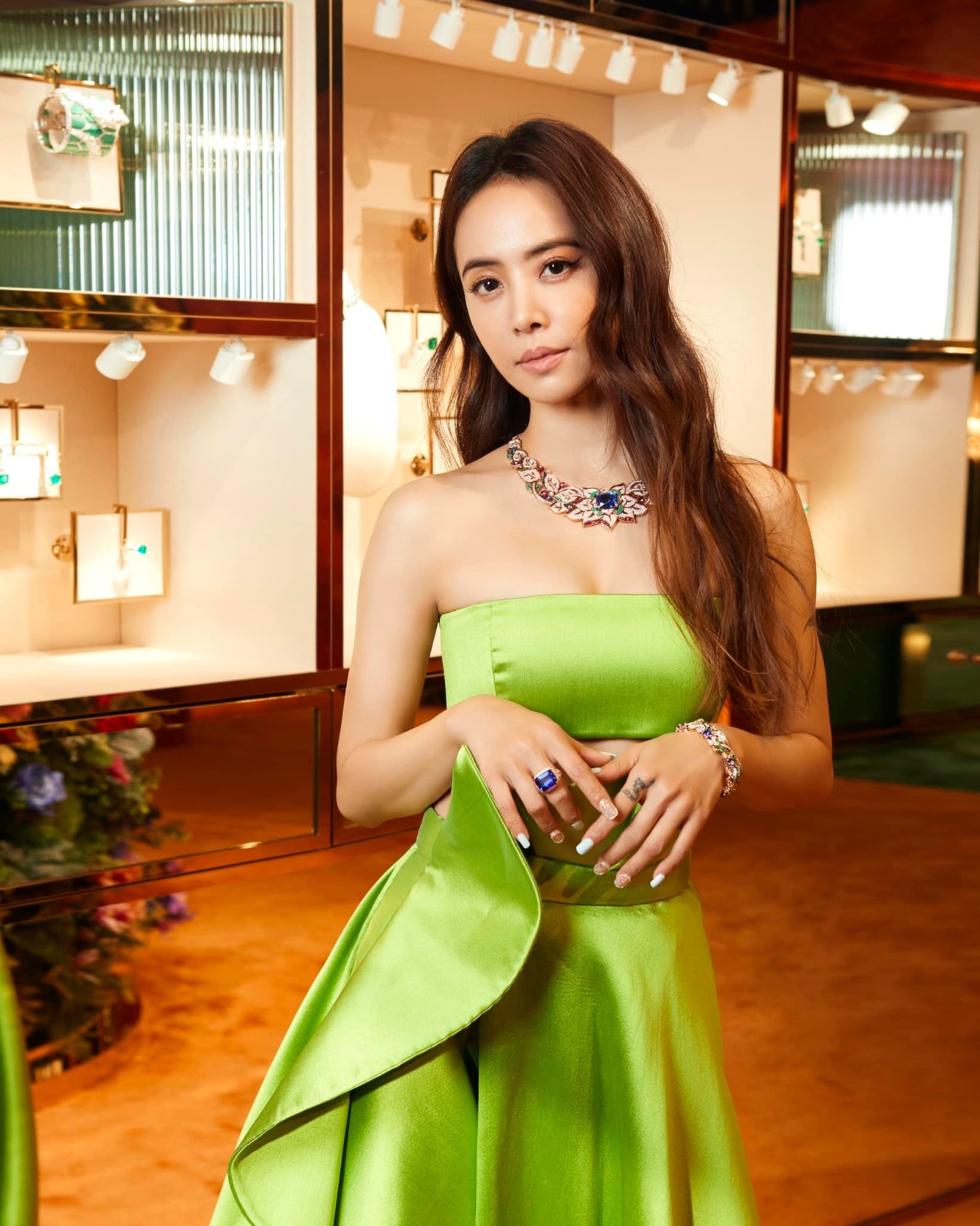街頭出現「長髮美女大露美背」 美到想搭訕！一轉身「竟是42歲國際巨星」網尖叫：好想遇到