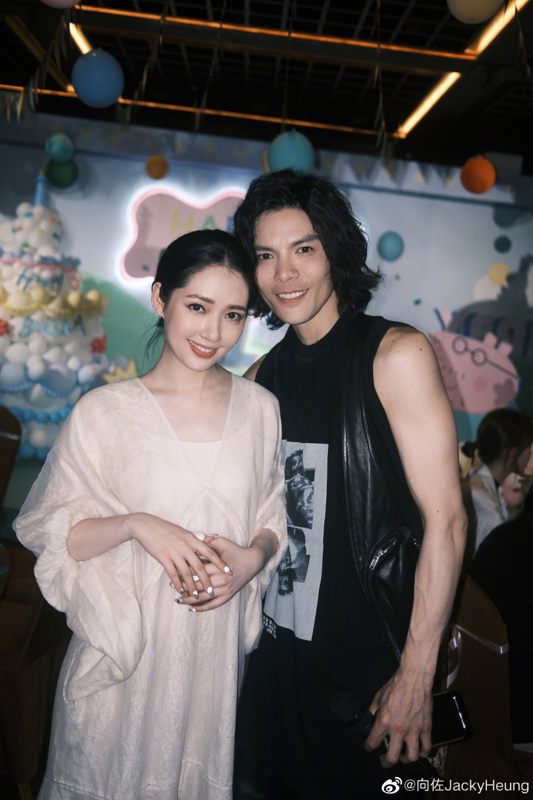 婚變傳1年！向華強兒子「放閃愛妻抱么兒」挺過外遇風波　臉頰消瘦「一動作洩婚姻現況」