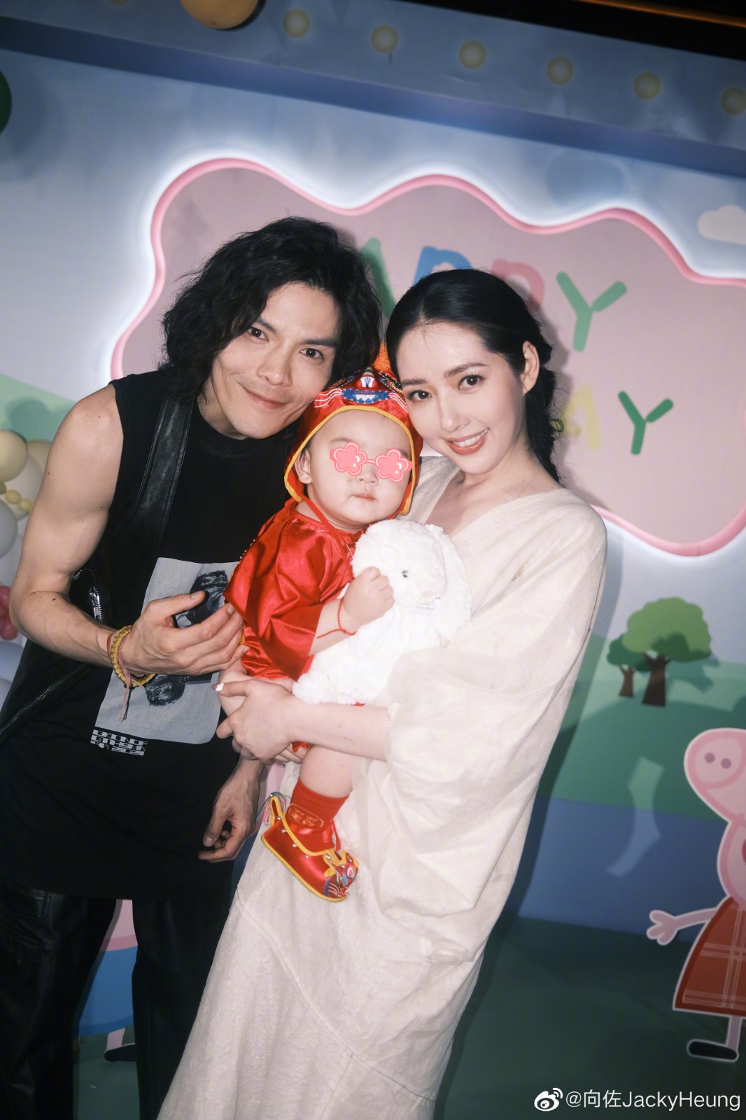 婚變傳1年！向華強兒子「放閃愛妻抱么兒」挺過外遇風波　臉頰消瘦「一動作洩婚姻現況」