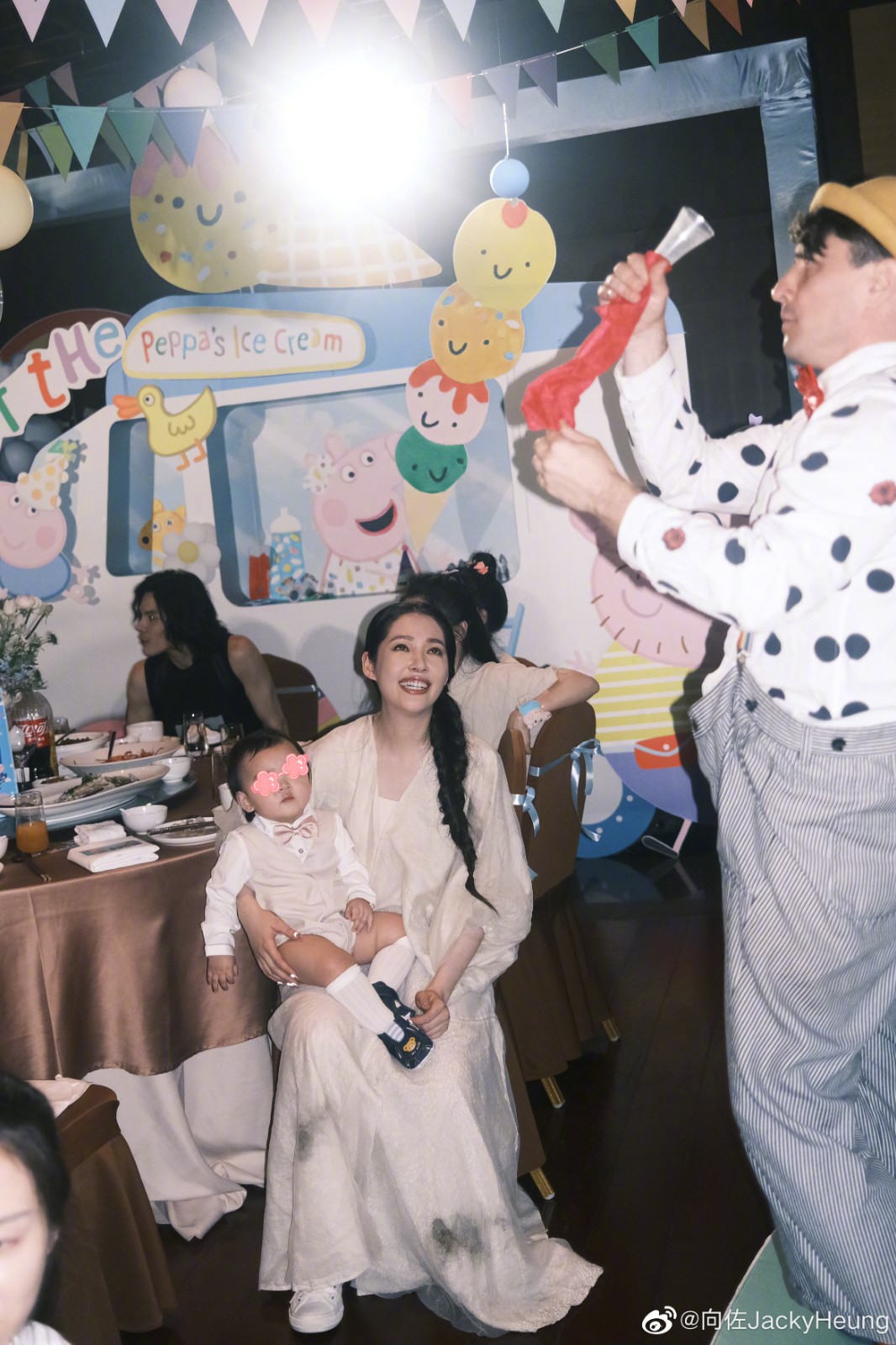 婚變傳1年！向華強兒子「放閃愛妻抱么兒」挺過外遇風波　臉頰消瘦「一動作洩婚姻現況」