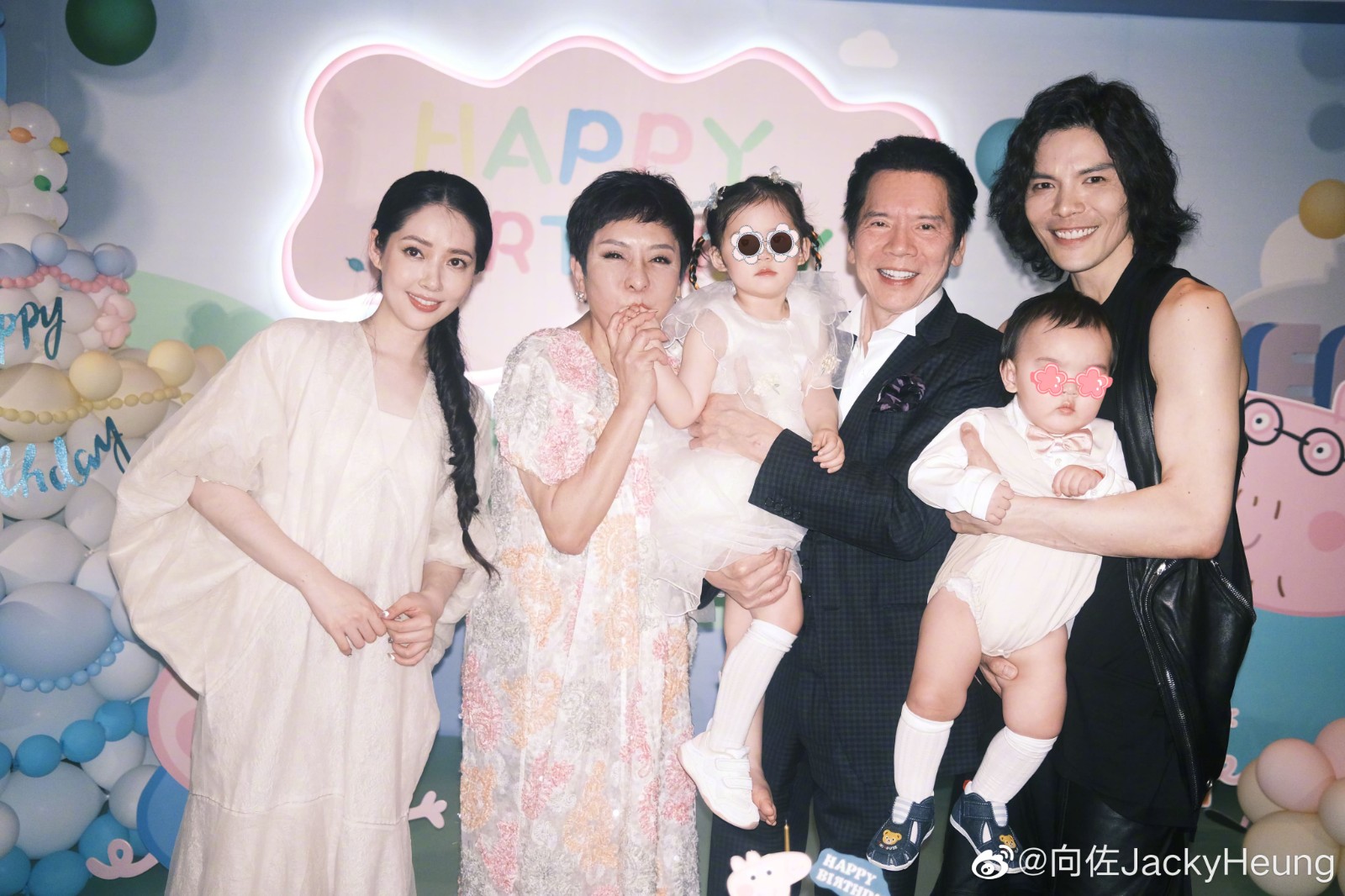 婚變傳1年！向華強兒子「放閃愛妻抱么兒」挺過外遇風波　臉頰消瘦「一動作洩婚姻現況」