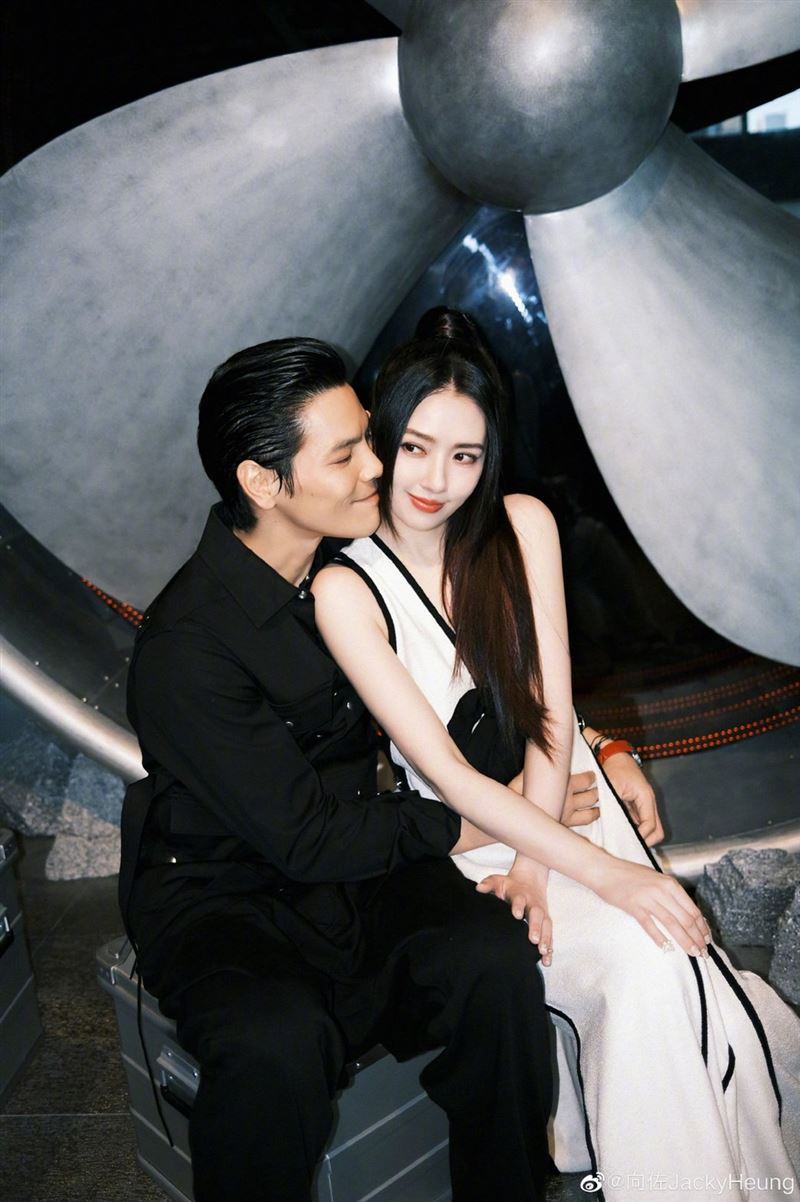 婚變傳1年！向華強兒子「放閃愛妻抱么兒」挺過外遇風波　臉頰消瘦「一動作洩婚姻現況」