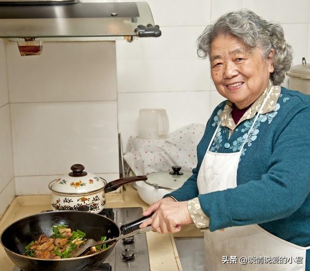 第一次去男友家過夜！床睡不慣「隔天不小心睡太晚」　男友家人問起「他的說法讓我認定」非他不嫁❤️