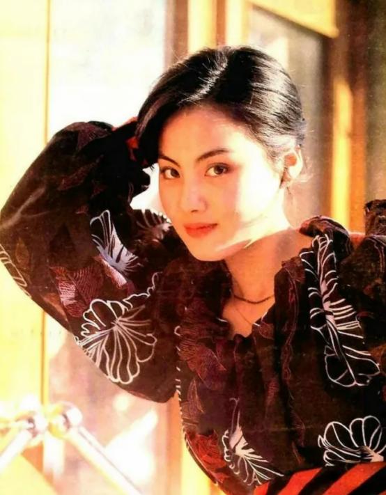 年僅28歲！知名女星「13樓縱身一躍」悲情離世　「17歲一夜成名」父母卻拒不參加葬禮