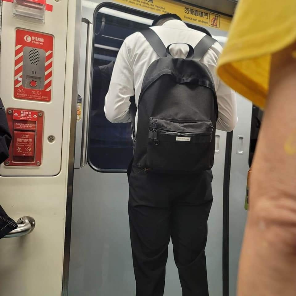大事不妙！他搭捷運看到隔壁西裝男「背包有點動靜」　湊近一看「嚇到差點大尖叫」：立刻換車廂
