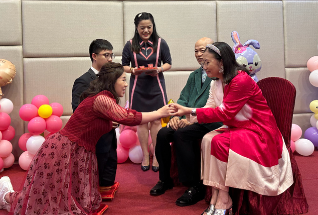 相守30年無子！75歲女星喝喜酒「突被邀請上台」　新人跪地奉茶「她抱曾孫燦笑」樂喊：四代同堂