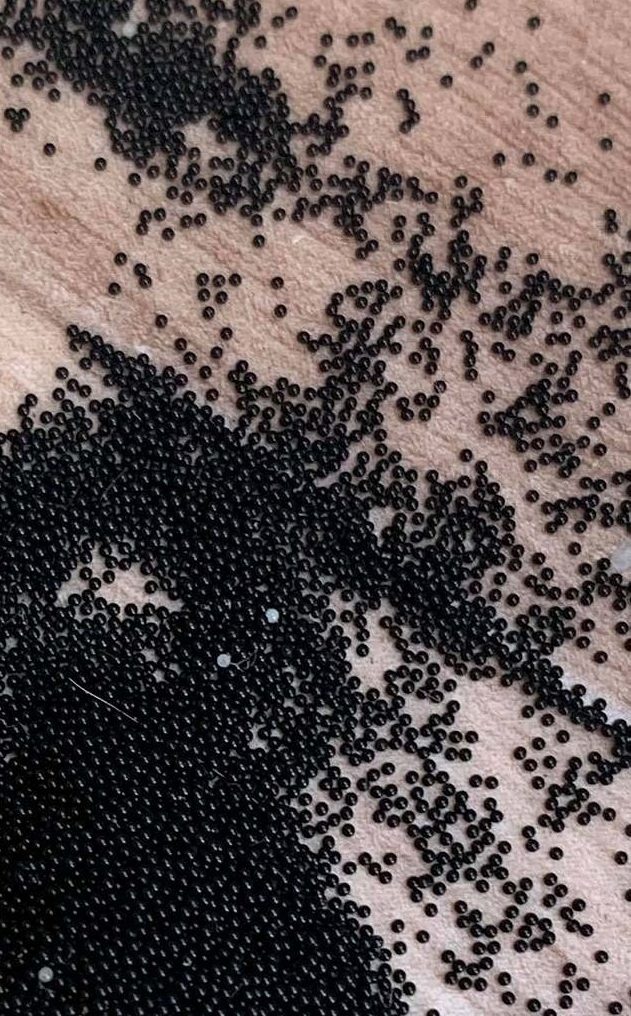 好像小珍珠！媽媽打掃房間「發現滿地黑色球球」　拍照問網友後「得到超驚悚答案」：不敢進房了