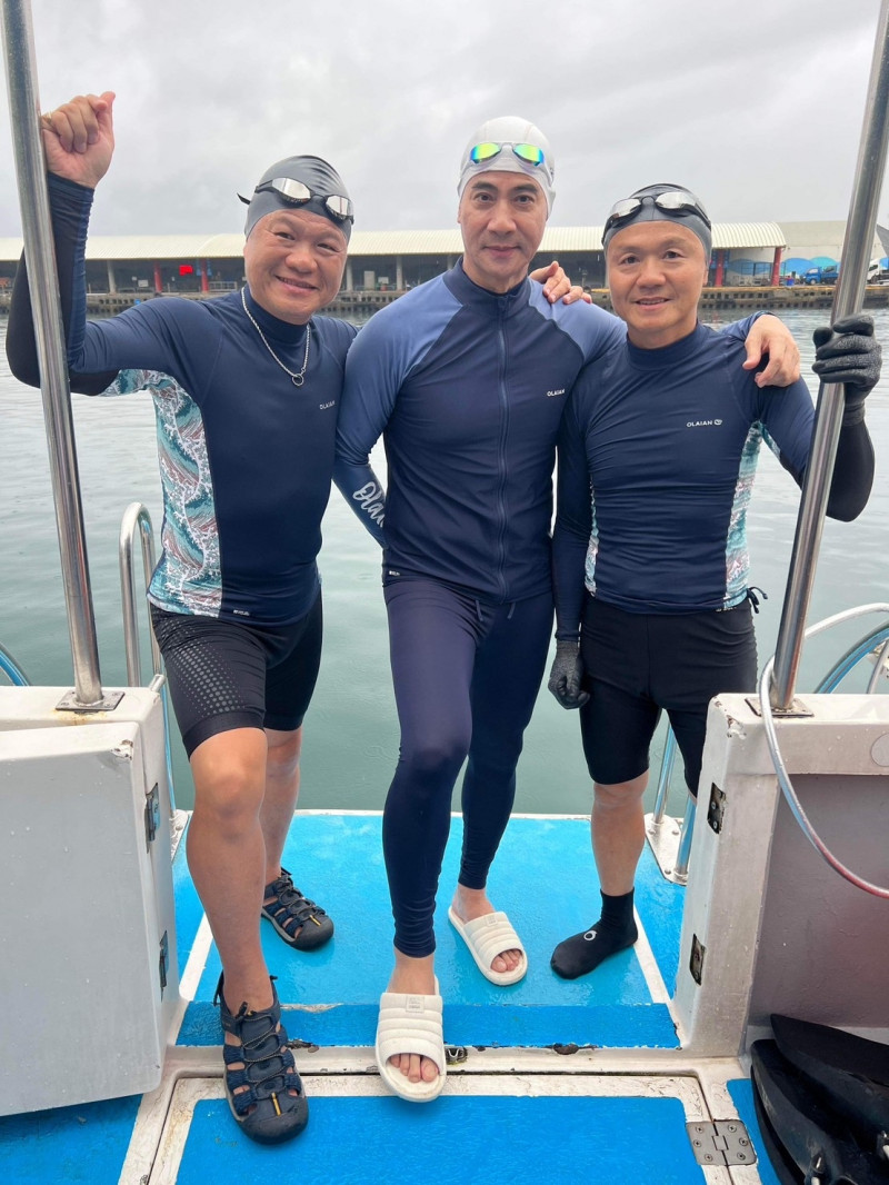 拍到凌晨3點！本土男星一夜沒睡「直奔綠島海泳26公里」　頂暴雨「潛水衣包不住好身材」60歲仍一尾活龍