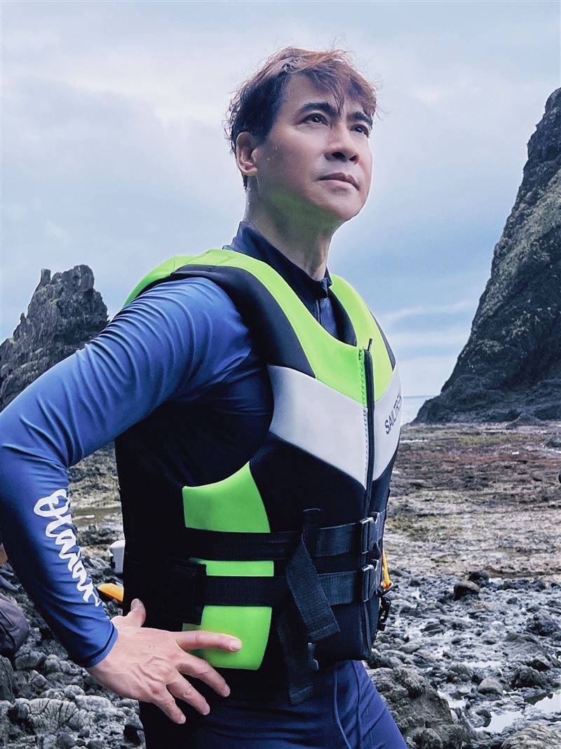 拍到凌晨3點！本土男星一夜沒睡「直奔綠島海泳26公里」　頂暴雨「潛水衣包不住好身材」60歲仍一尾活龍