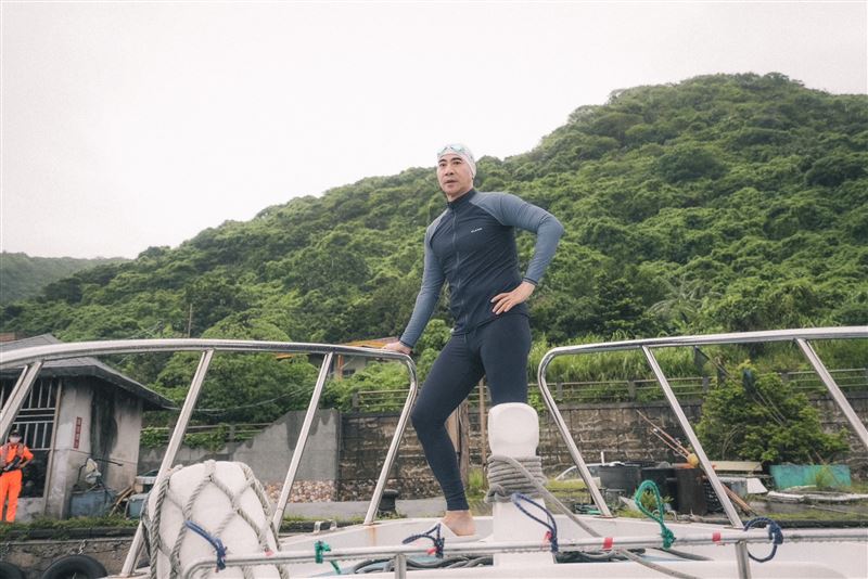 拍到凌晨3點！本土男星一夜沒睡「直奔綠島海泳26公里」　頂暴雨「潛水衣包不住好身材」60歲仍一尾活龍