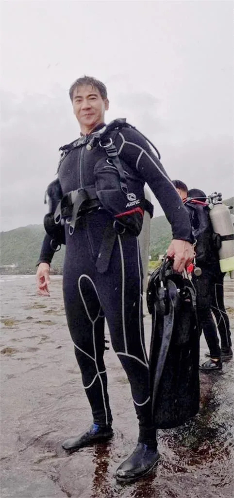 拍到凌晨3點！本土男星一夜沒睡「直奔綠島海泳26公里」　頂暴雨「潛水衣包不住好身材」60歲仍一尾活龍