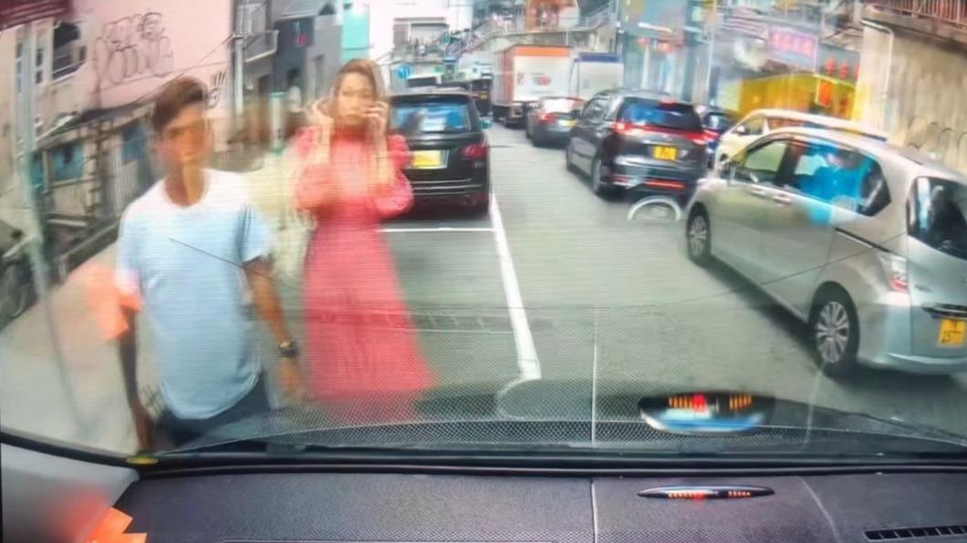 人肉霸佔停車位!駕駛遭逼退「還撂人來嗆聲」 身分曝光「竟是大咖視后」奪過最佳女主角