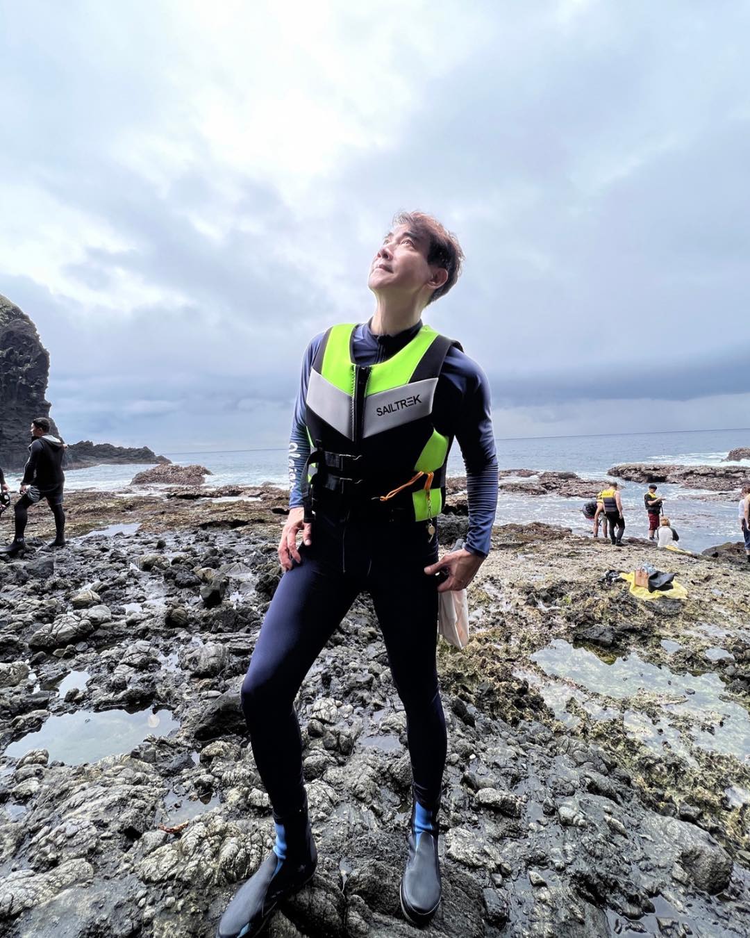 拍到凌晨3點！本土男星一夜沒睡「直奔綠島海泳26公里」　頂暴雨「潛水衣包不住好身材」60歲仍一尾活龍